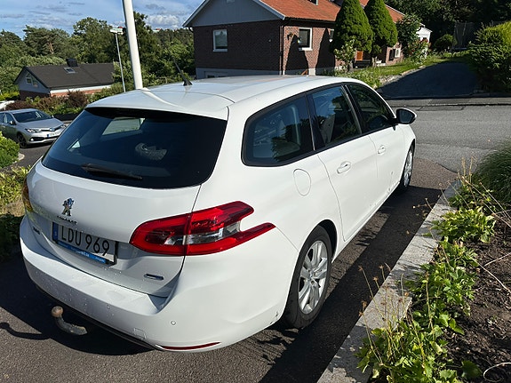 Peugeot 308 SW 2 of 4