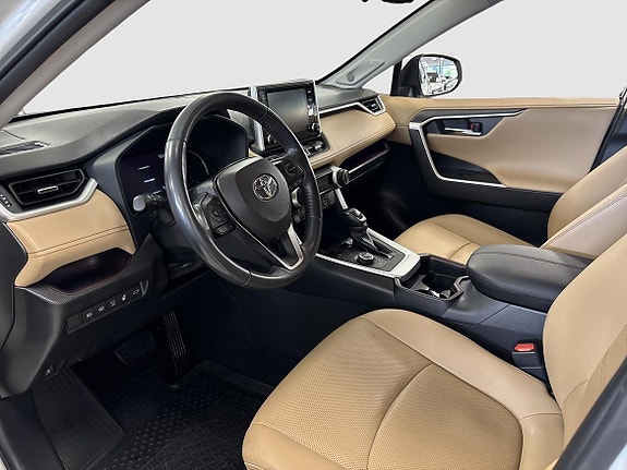 Toyota RAV4 4 of 13