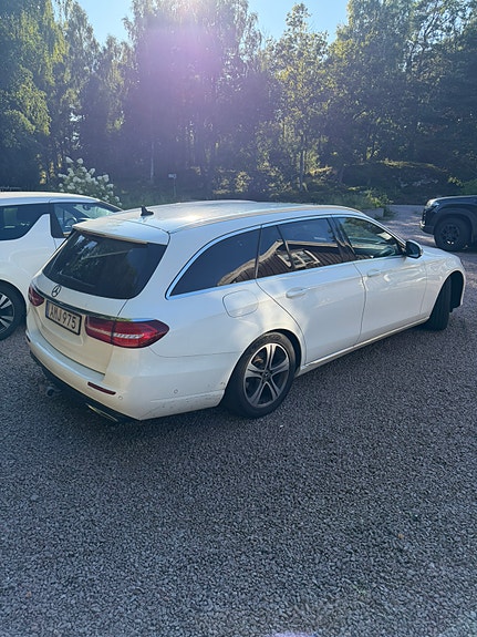 Mercedes-Benz E200 3 of 8