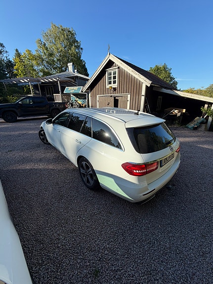 Mercedes-Benz E200 4 of 8