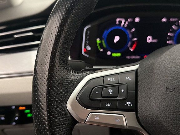 Volkswagen Passat 14 of 28