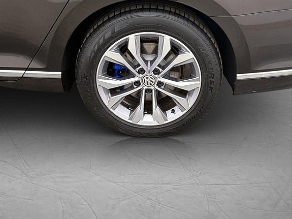 Volkswagen Passat 26 of 28
