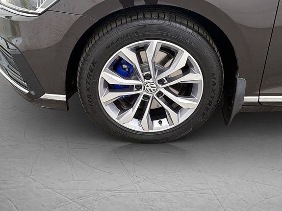Volkswagen Passat 25 of 28