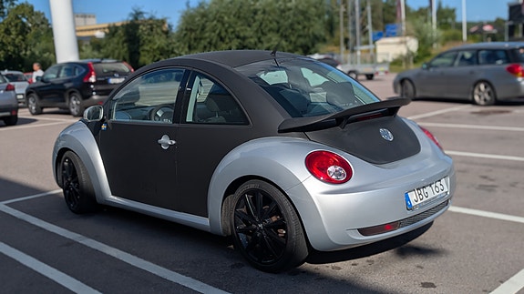 Volkswagen New Beetle 2 of 2