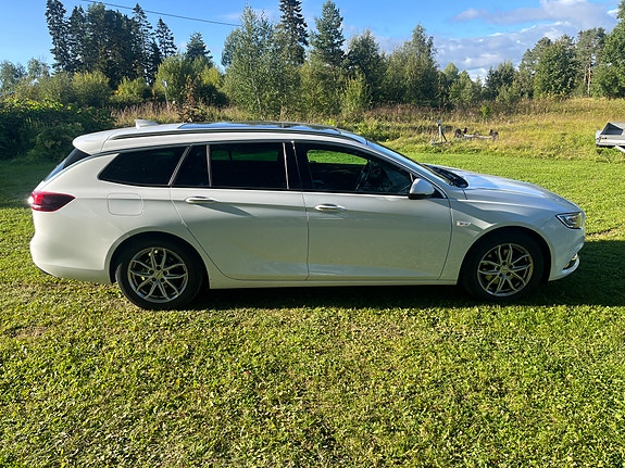 Opel Insignia 2 of 4
