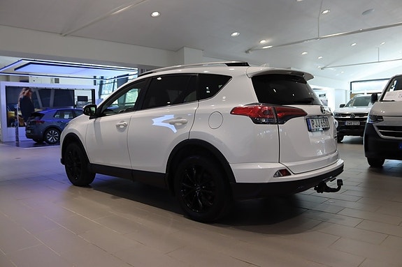 Toyota RAV4 2 of 23