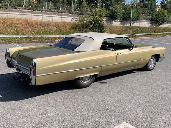 Cadillac Deville 4 of 18