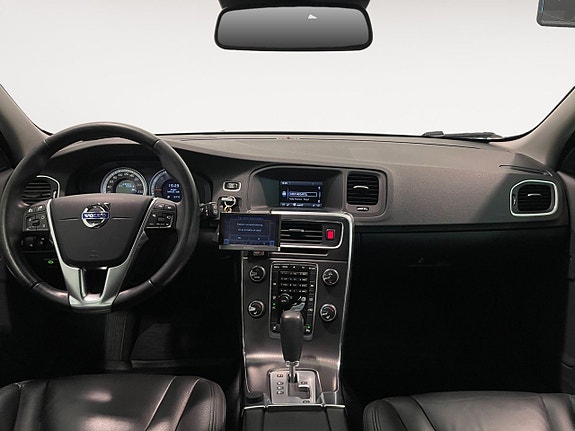 Volvo V60 2 of 17