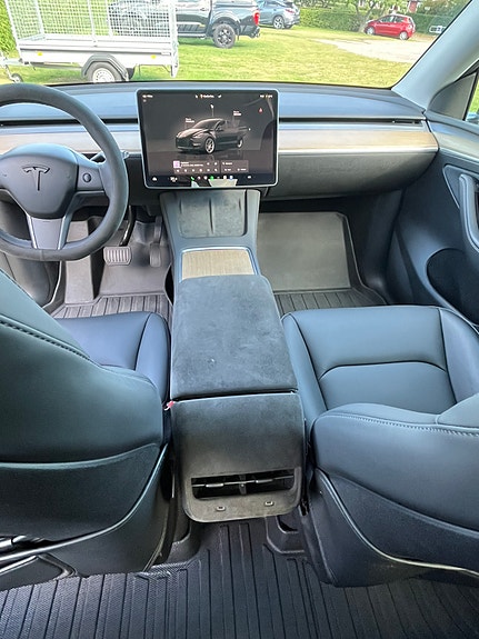 Tesla Model Y 6 of 12