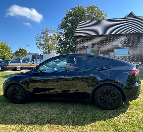Tesla Model Y 4 of 12