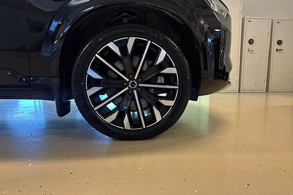 Volvo XC90 30 of 30