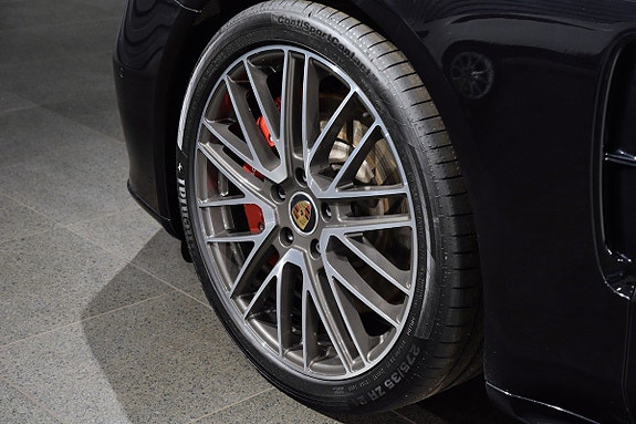 Porsche Panamera GTS 17 of 17