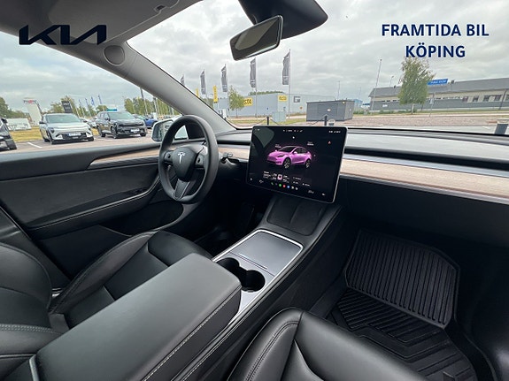 Tesla Model Y 17 of 19
