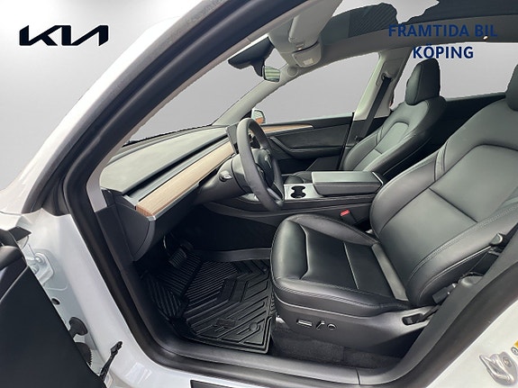 Tesla Model Y 8 of 19