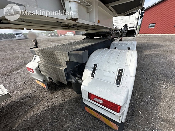 Scania r580 tungdragare med svanhalstrailer 6 of 27
