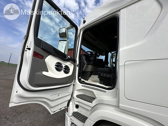 Scania r580 tungdragare med svanhalstrailer 9 of 27