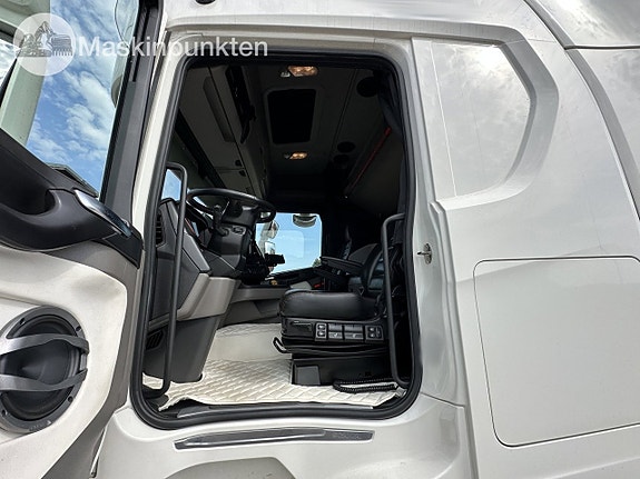 Scania r580 tungdragare med svanhalstrailer 10 of 27