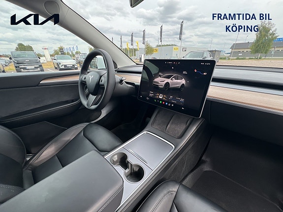 Tesla Model Y 18 of 20