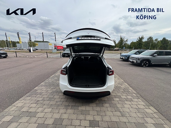 Tesla Model Y 14 of 20