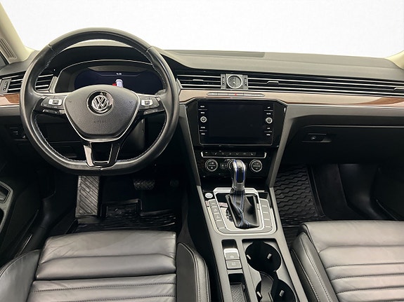 Volkswagen Passat 12 of 30