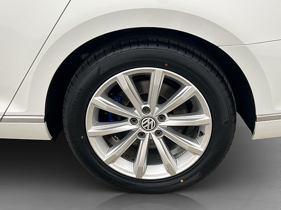 Volkswagen Passat 30 of 30