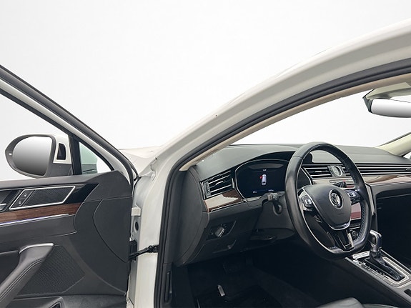 Volkswagen Passat 10 of 30