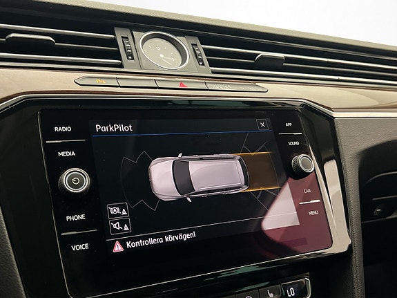 Volkswagen Passat 21 of 30