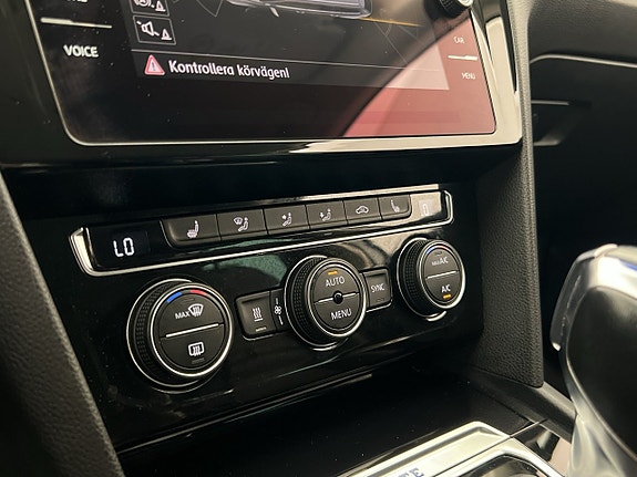 Volkswagen Passat 22 of 30