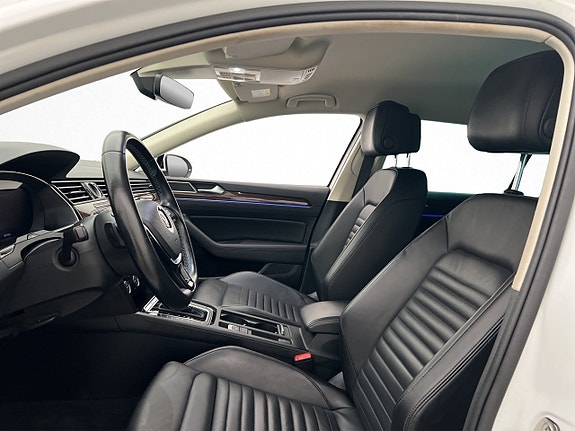 Volkswagen Passat 11 of 30