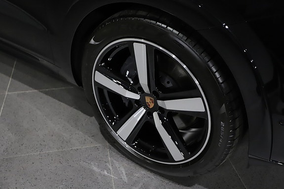 Porsche Cayenne 5 of 26