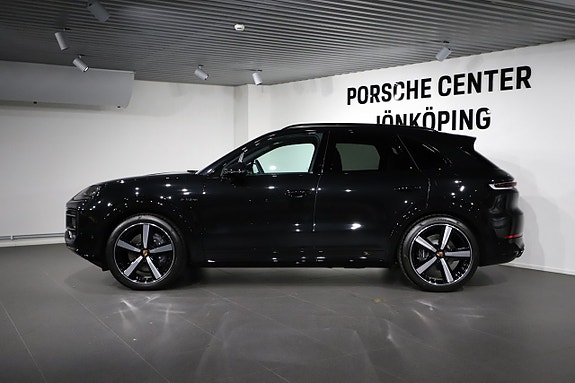 Porsche Cayenne 2 of 26