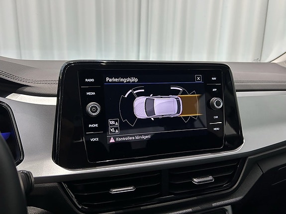 Volkswagen T-Roc 12 of 14