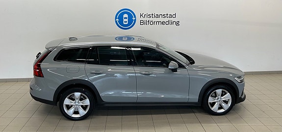 Volvo V60 Cross Country 7 of 12