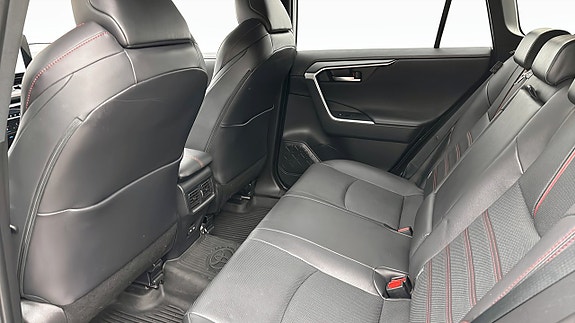 Toyota RAV4 Plug-in Hybrid 11 of 12