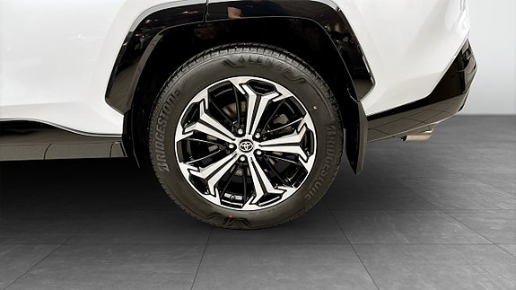 Toyota RAV4 Plug-in Hybrid 6 of 12