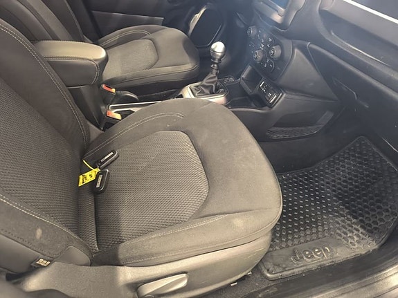 Jeep Renegade 10 of 10
