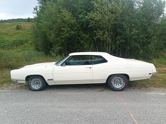 Ford Galaxie 2 of 17
