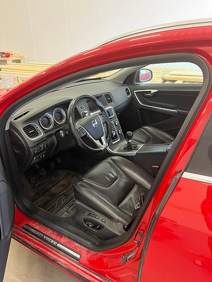Volvo V60 2 of 4
