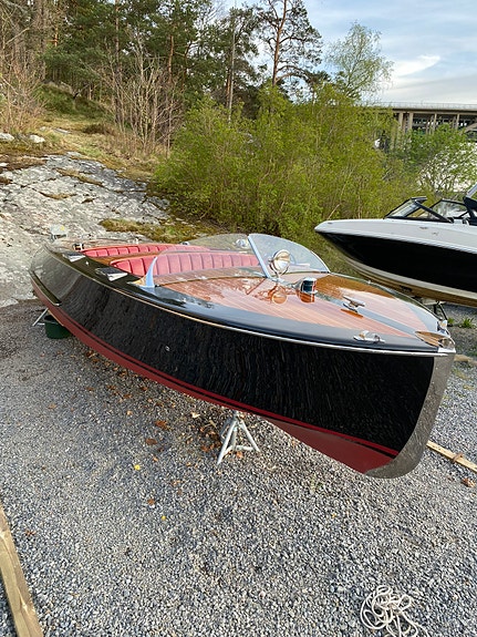 Chris-Craft barrelback 3 of 6