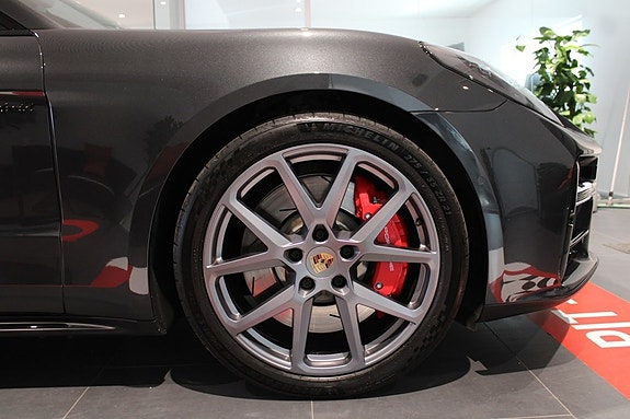 Porsche Panamera 4S 8 of 18
