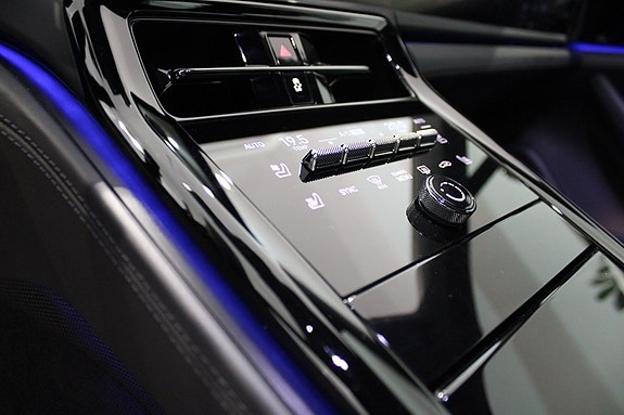 Porsche Panamera 4S 15 of 18