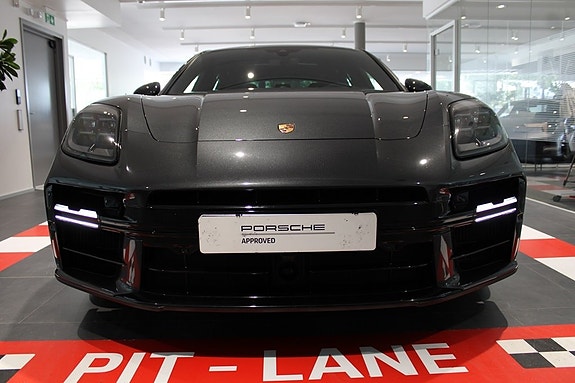 Porsche Panamera 4S 5 of 18