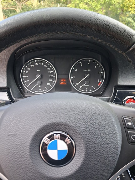BMW 320i 4 of 11