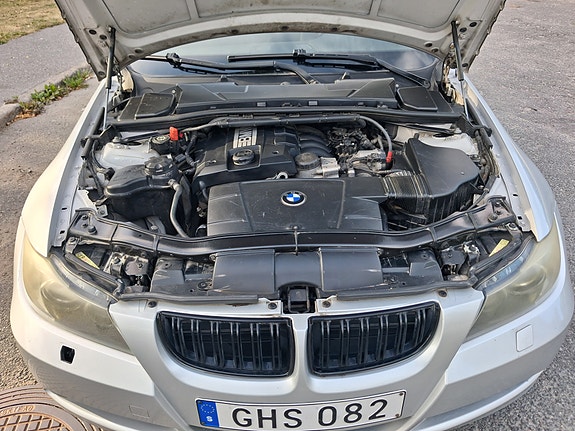 BMW 320i 3 of 11