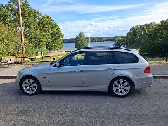 BMW 320i 2 of 11