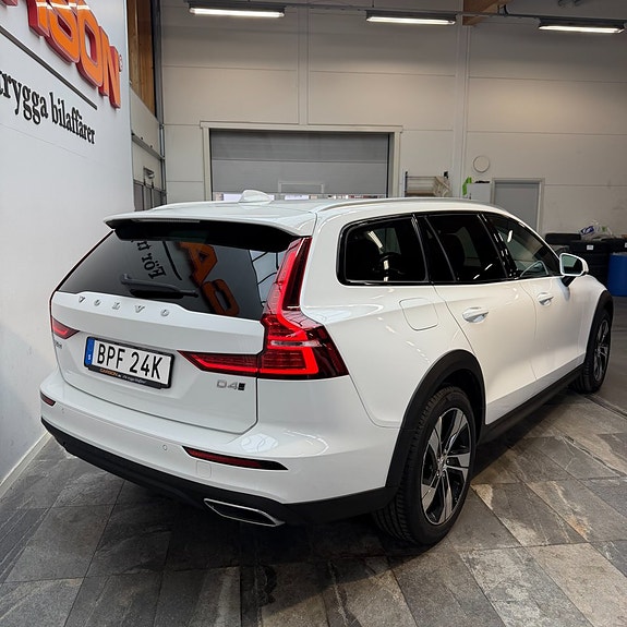 Volvo V60 Cross Country 4 of 13