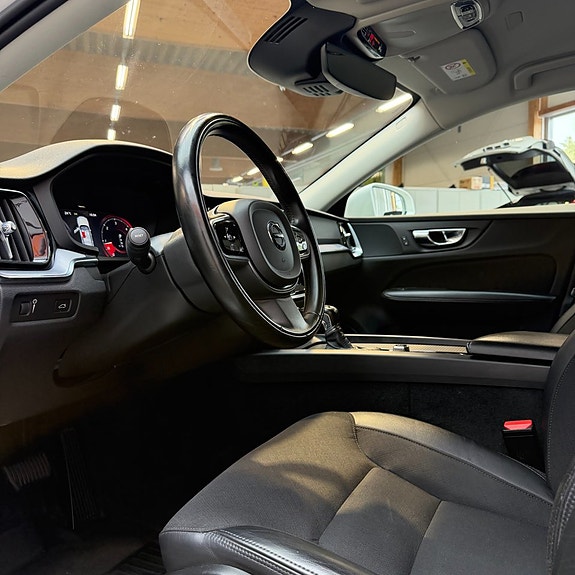 Volvo V60 Cross Country 9 of 13
