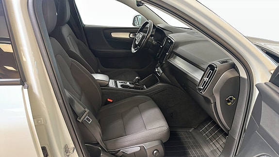 Volvo XC40 3 of 12
