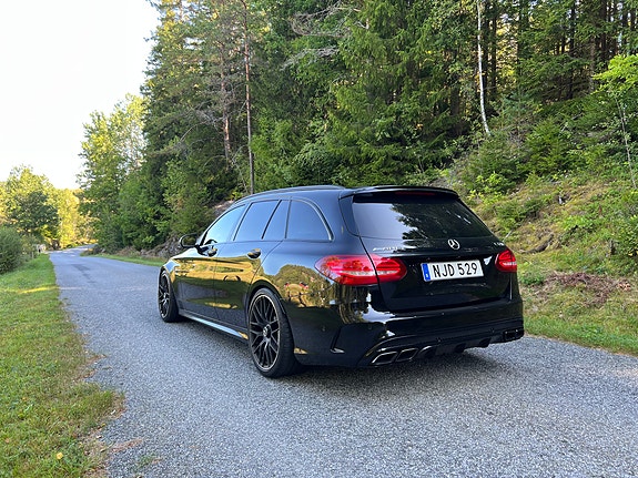 Mercedes-Benz C63 3 of 19