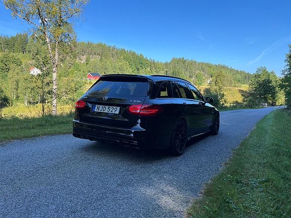 Mercedes-Benz C63 4 of 19